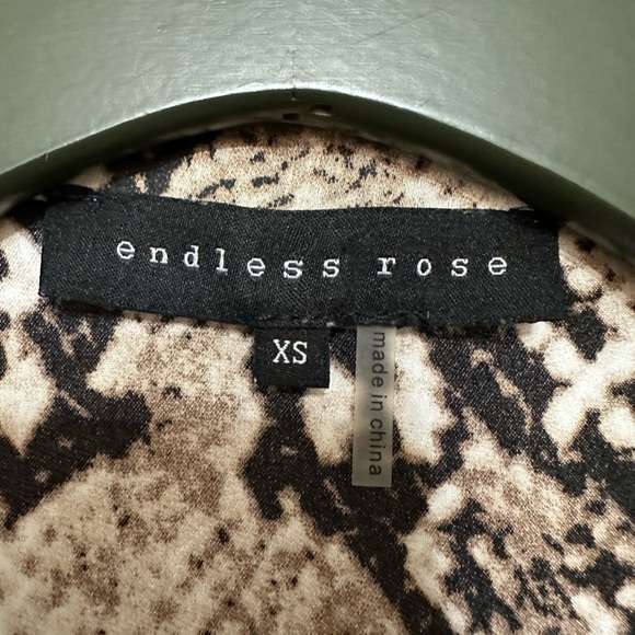 🛍️ endless rose gorgeous wrap style blouse with excellent condition like new. - Picture 7 of 10
